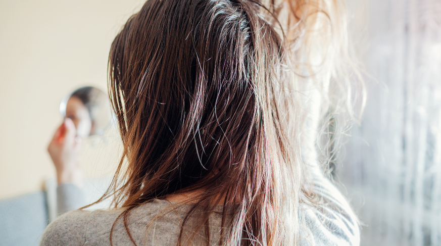 Capelli grassi con il cappello? Perché succede e come evitarlo
