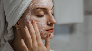 La tua pelle dopo l'estate ti sta chiedendo aiuto? 3 segni di pelle disidratata dal sole e 3 ingredienti che la riparano davvero