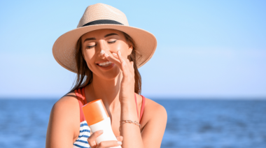 Solari con texture coreana: i migliori fluidi e sieri viso che fanno innamorare della protezione